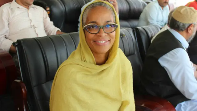 ټینا سنګلتن، هغه بهرنۍ مېرمن ده چې په ډېره لېوالتیا د دغو سیالیو ننداره کوي او د افغان کریکټ راتلونکې ډېره روښانه بولي.