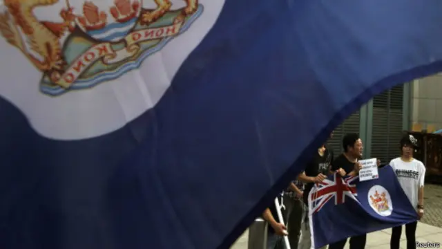 有些香港人担心北京政府的干预，要求实现全面民主。