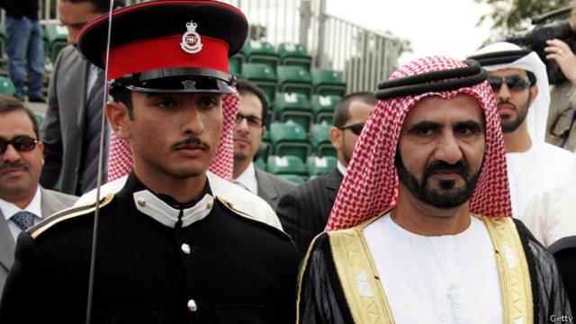 Jeque Mohammad bin Rahid al Maktoum, emir de Dubái (der.) junto a su hijo.