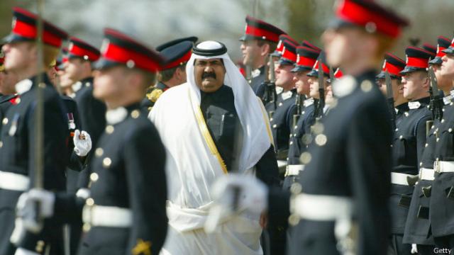 Hamad bin Khalifa al Thani, emir de Qatar hasta 2013, pasa revista a soldados en Sandhurst en 2004