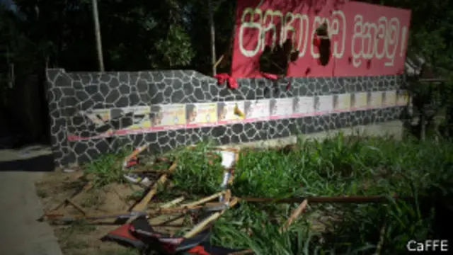 'සැරසිලි කඩා බිඳ දමා'