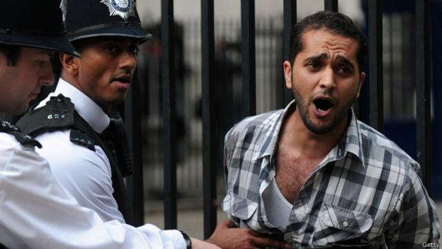 Policías británicos retienen a manifestante