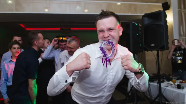 Мужчина с цветами в зубах