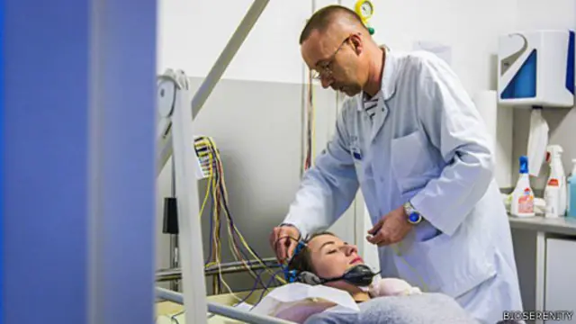 "Спробуйте розслабитись": пацієнтку приєднують до електроенцефалографа