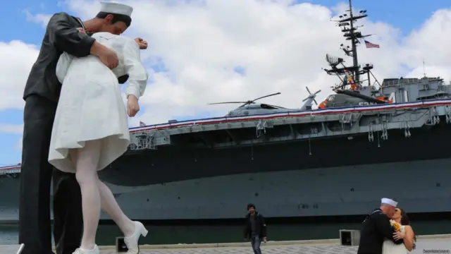 Целующиеся новобрачные