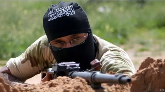 الطيران الحربي السوري شن 12 غارة على الاقل في محافظة دير الزور