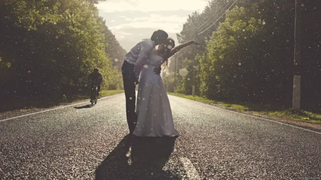 Мужчина и женщина целуются