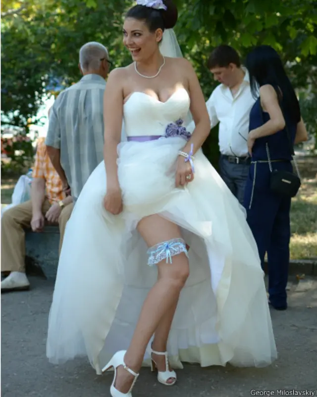 Женщина с подвязкой на ноге