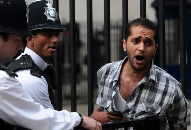 ....خو نږدې احتجاجیانو د بحرین د حاکم د بشري حقونو سابقې سره مخالفت درلود.