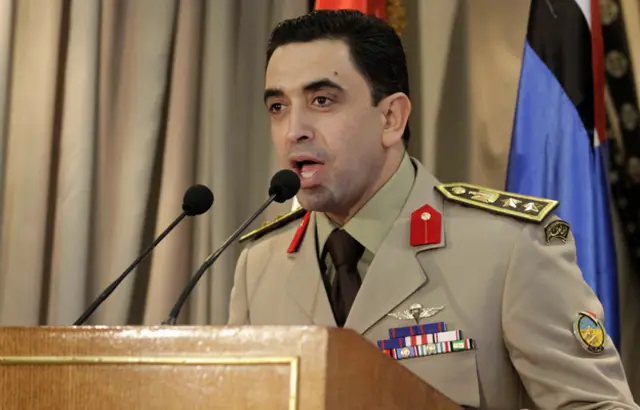 د سنډهرسټ په اکاډمۍ کې روزل شوی احمد علي چې د ولسمشر محمد مرسي له واکه په پرځولو کې د مصر د پوځ مهم غړی و.