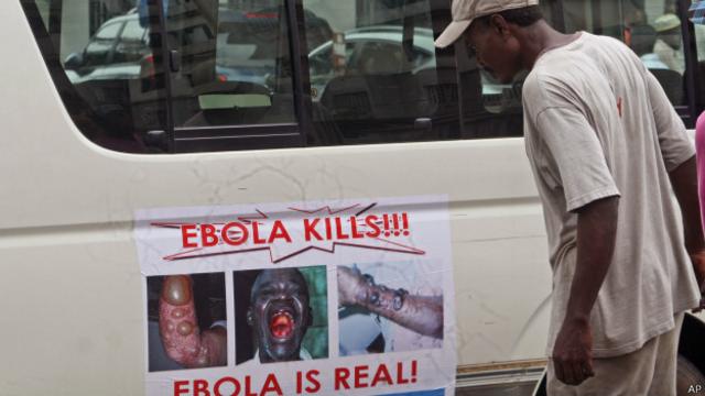 Homem observa cartaz advertindo sobre o ebola na Libéria (AP)