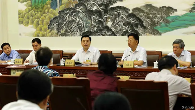 中国全国人大常委会委员长张德江参加了周二的审议。
