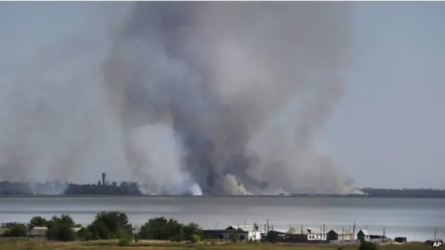 乌克兰小镇新亚速斯克上空升起浓烟。乌克兰军方称,乌政府军在那里阻击了一队俄罗斯装甲车队。