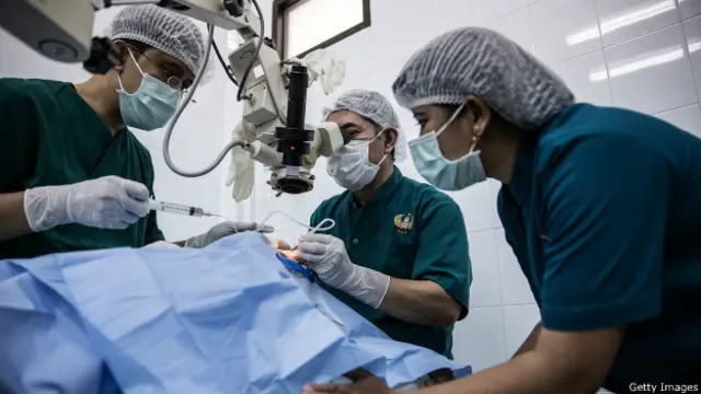 Berbagai profesi seperti tenaga medis boleh diisi oleh tenaga kerja asing pada 2015 mendatang. 