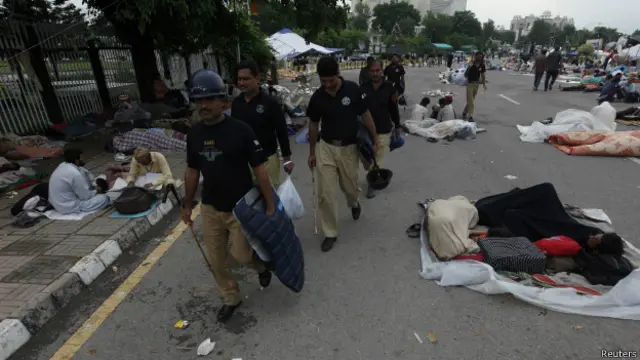 شاہراہِ دستور پر پاکستان عوامی تحریک کی کارکن موجود ہیں