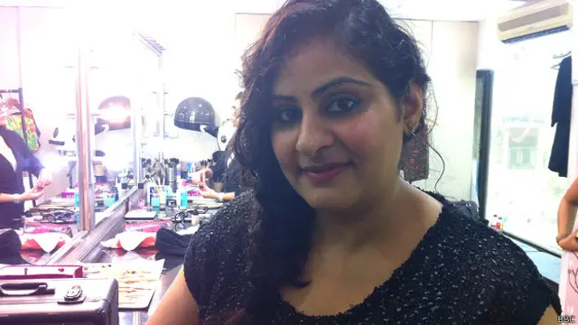 महिला मेकअप आर्टिस्ट चारु