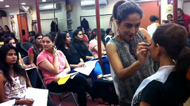 महिला मेकअप आर्टिस्ट