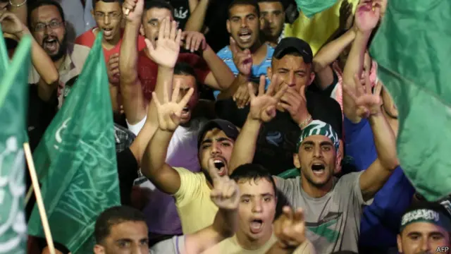 ग़ज़ा में संघर्ष विराम की ख़ुशी मनाते लोग