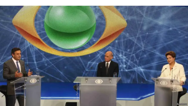 Aécio e Dilma à esquerda e direita do jornalista Ricardo Boechat (Reuters)