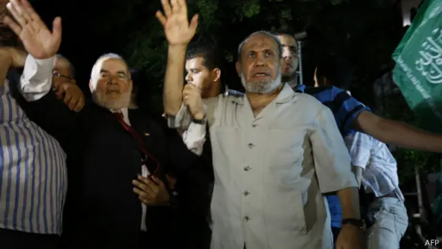 تعهد الزهار بالعمل على إعادة بناء المنازل التي دمرتها الحرب الثالثة بين الإسرائيليين والفلسطينيين في غزة منذ 2007.