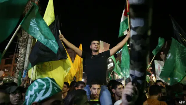 احتفل الفلسطينيون في غزة بالاتفاق الذي دخل حيز التنفيذ مساء الثلاثاء. 