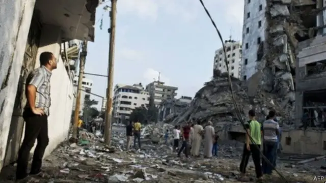 قصفت الطائرات الحربية الإسرائيلية برجين سكنيين في غزة صباح الثلاثاء.