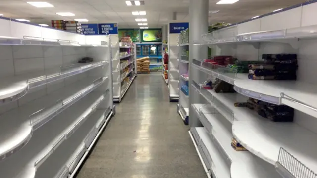 超市物架空空無貨