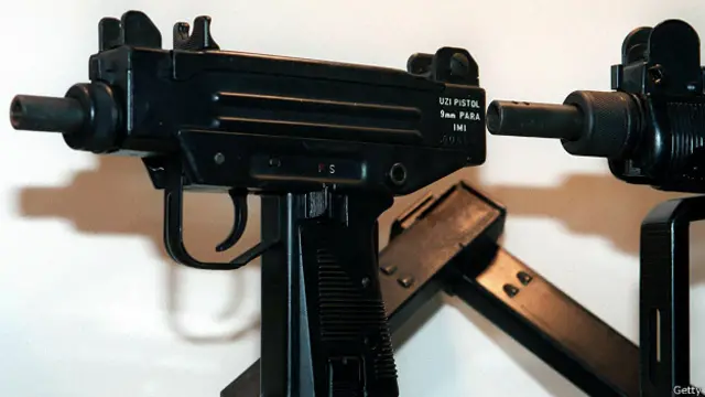 Las uzi -metralletas como en la foto- trajeron el tema a la discusión pública luego de que una niña matara por accidente a su instructor de tiro al intentar usarla.
