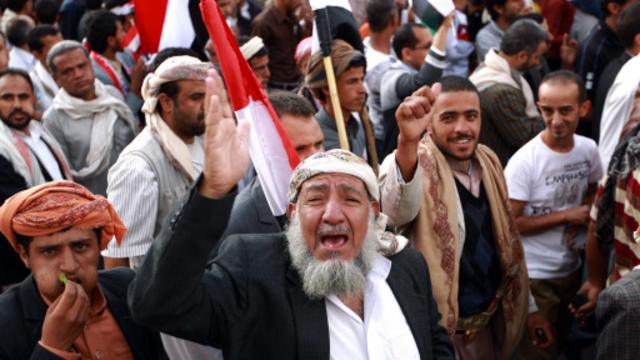 أنصار الحكومة والرئيس هادي تظاهروا احتجاجا على اعتصامات الحوثيين.