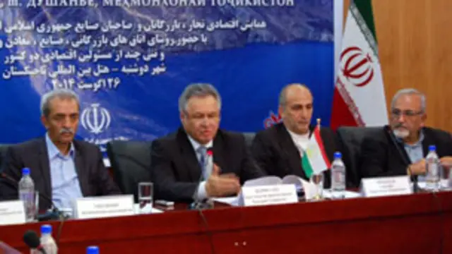 غلام‌حسین شافعی (از راست، یکم) می‌گوید که حجم تبادل کالا میان ایران و تاجیکستان بغایت پایین است