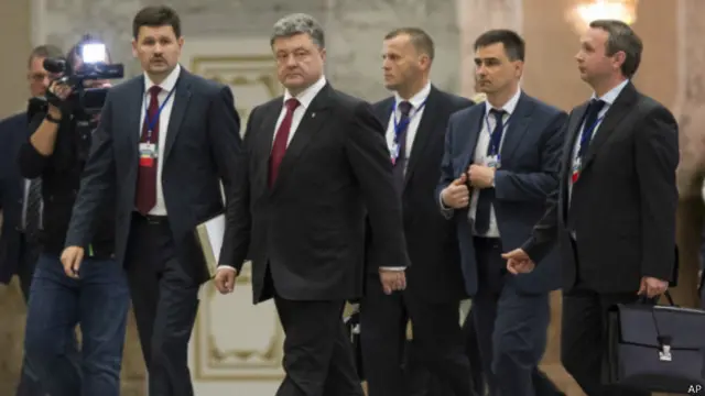 Петр Порошенко заявил, что в Минске "решается судьба мира и всей Европы". Тон, при этом, - достаточно "сдержанный", отмечают издания