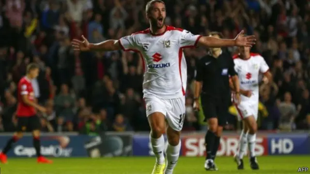 حقق ميلتون كينز دونز مفاجأة كبيرة وعمق جراح مانشستر يونايتد برباعية نظيفة 