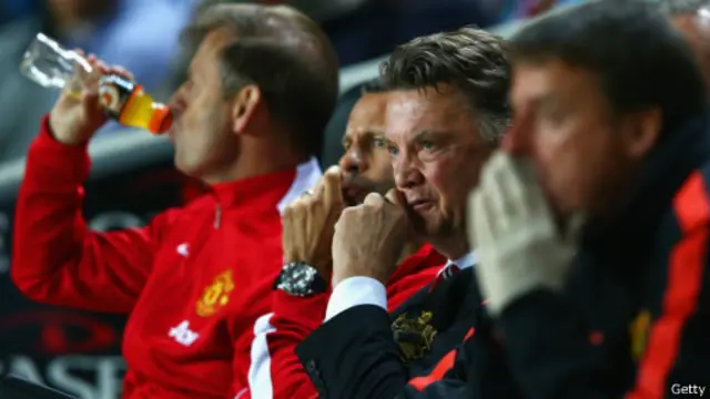 HLV Van Gaal (thứ hai, từ trái)
