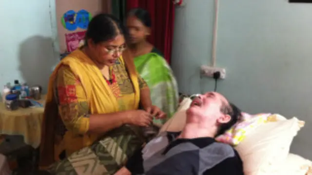 جس کمرے میں آنند اپنی زندگی گزار رہے ہیں، وہ کسی ہسپتال کےکمرے سے کم نہیں ہے