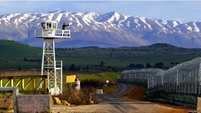 يقول المرصد السوري المعارض إن مسلحي المعارضة استولوا على معبر القنيطرة بالجولان