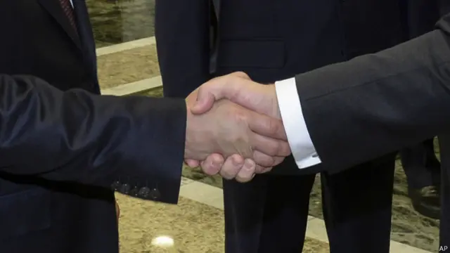 हाथ मिलाने की तस्वीर 