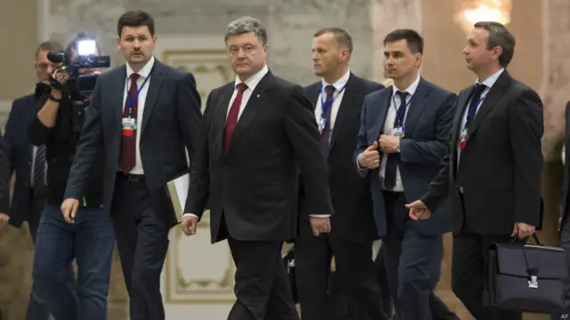 Президентська рать. Петро Порошенко і його помічники залишають Палац незалежності. Особливих результатів мінські переговори не принесли.