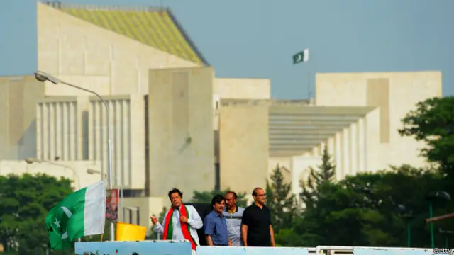 ’عمران خان تو کافی عرصے سے بیان بازی کر رہے ہیں اور بعد میں وہ جواب دائر کر کے تقریباً معافی مانگ چکے ہیں‘