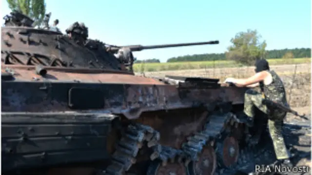 Бронетехника луганских сепаратистов на КПП "Должанское" на украинско-российской границе