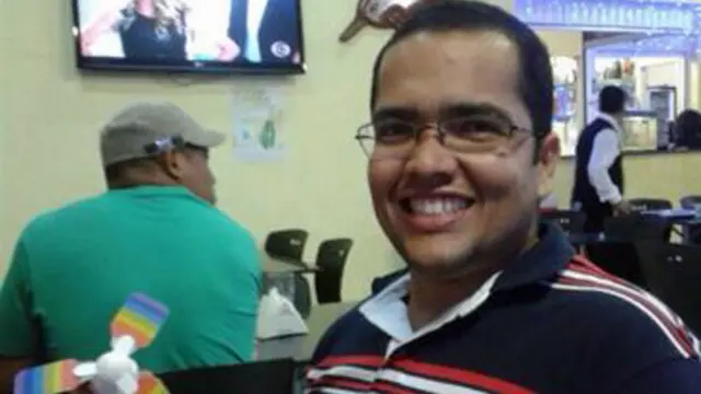 Carlos Christian Gomes, un profesor brasileño que fue baleado por un alumno, sonríe frente a la cámara.
