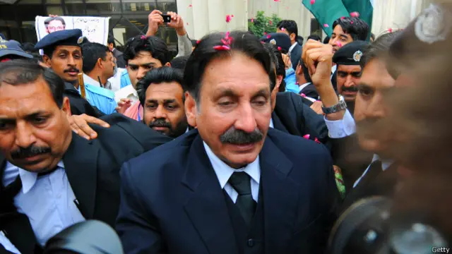 ’عمران نے جو گرینڈ تھیوری پیش کی ہے اس کے لیے انتہائی ضروری تھا کہ وہ افتخار محمد چوہدری کو بھی ملوث کریں‘