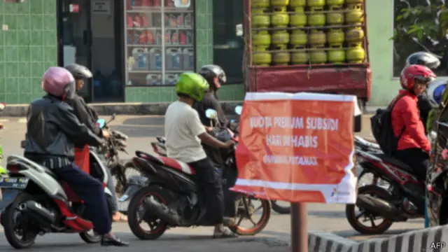 Walaupun Pertamina telah menormalkan pasokan BBM, masyarakat masih antre BBM bersubsidi.