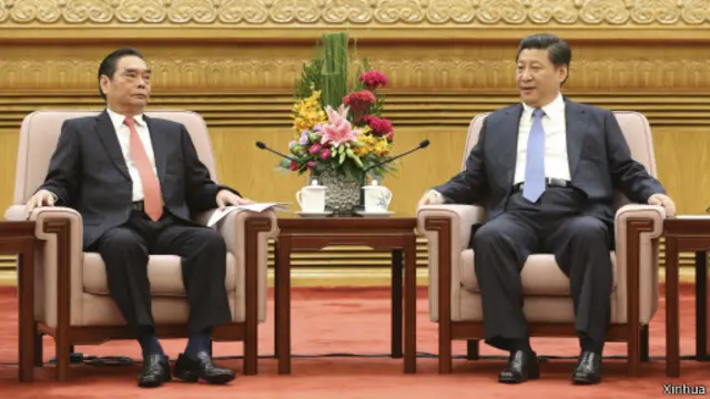 Ông Lê Hồng Anh dường như có chuẩn bị những gì cần nói trên giấy (bên tay trái)
