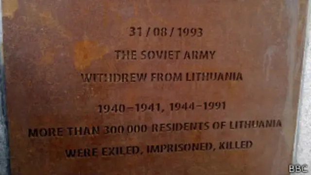 Табличка у скульптуры в Вильнюсе