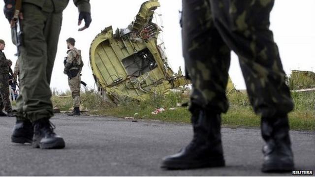 عرقل القتال الدائر في منطقة تحطم الطائرة عمليات البحث عن رفات القتلى