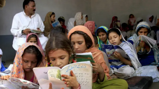 دلته چې هر کله نوى حکومت جوړ شوی نو د پوهنې پر وزارت جماعت اسلامي اعتراضونه کړي دي.