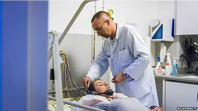 Paciente conectado a máquina.