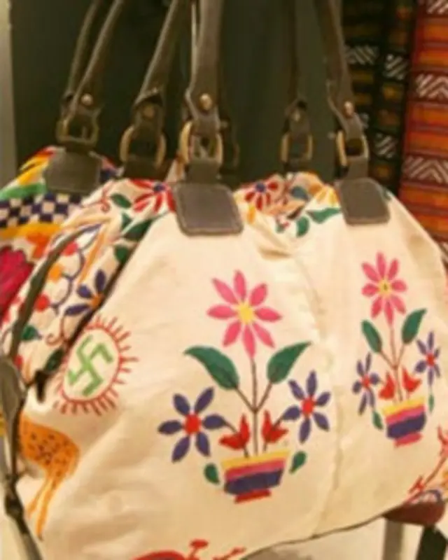 در یکی از طراح‌های زارا در سال ۲۰۰۷ علامت صلیب شکسته گلدوزی شده بود