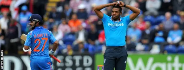 د انګلستان بالرانو لوبه ډېره ضعیفه وه. کریس جورډن ۱۲ واېډونه وکړل.