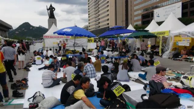 數百位民眾聚集在首爾光化門廣場前絕食靜坐，聲援船難犧牲者家屬